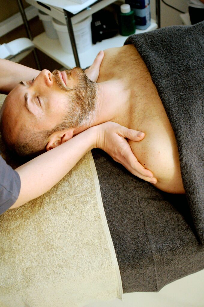 Durante o curso de massagem tântrica, os alunos reconhecem os elementos essenciais que diferenciam um momento prazeroso de uma experiência extraordinária